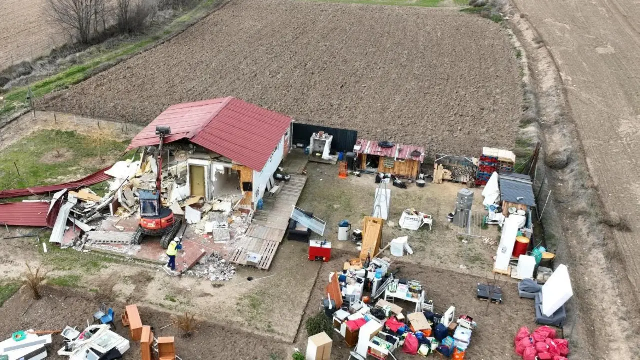 La Comunidad de Madrid detecta construcciones ilegales en el r&iacute;o Taju&ntilde;a. La imagen muestra una de estas construcciones.