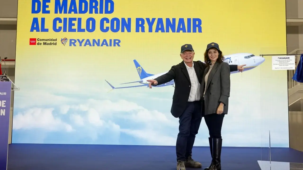 Ayuso celebra la apertura del nuevo centro de formaci&oacute;n de pilotos de Ryanair en Madrid.