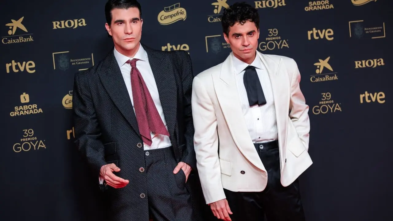 Javier Calvo y Javier Ambrossi posan en la alfombra roja de los Premios Goya.