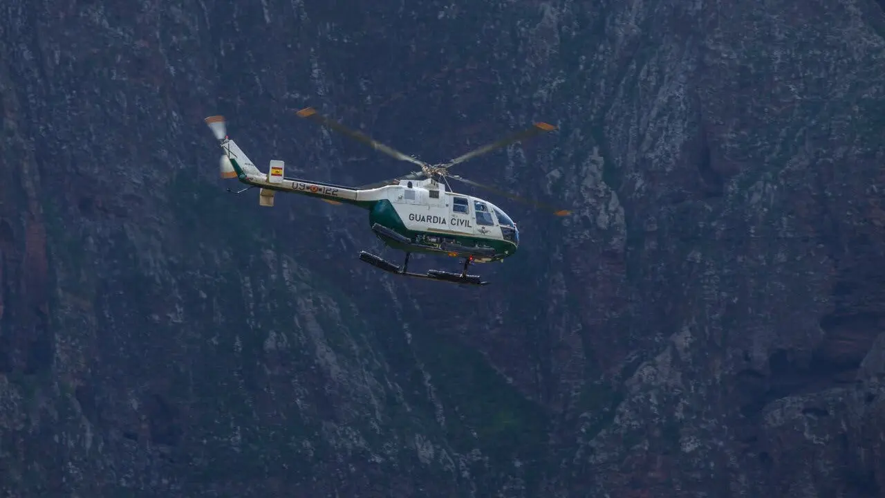 Un helic&oacute;ptero de la Guardia Civil realiza un rescate en el Pico Ocej&oacute;n.