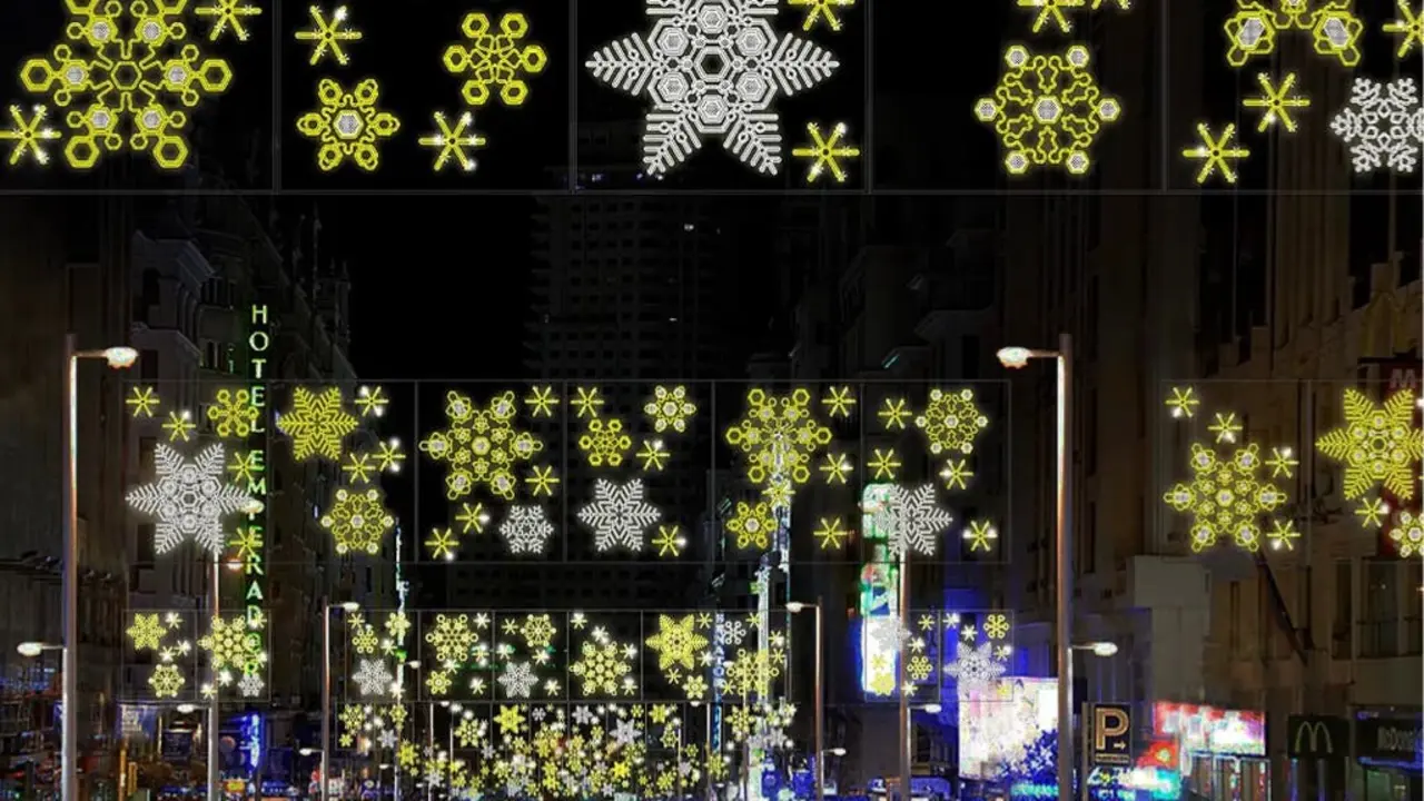 La Gran V&iacute;a de Madrid se ilumina con nuevos dise&ntilde;os navide&ntilde;os. M&aacute;s de 13 millones de luces LED adornan la ciudad.