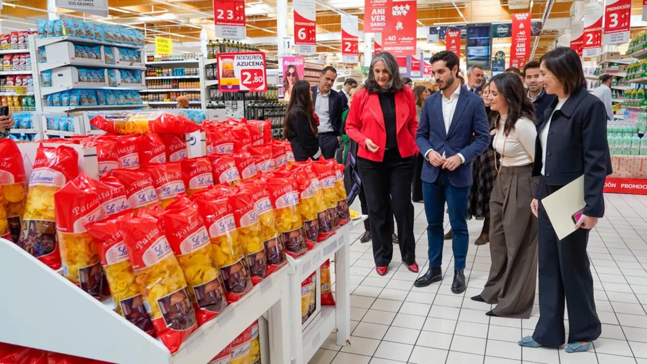 El alcalde de Torrej&oacute;n destaca la importancia del centro comercial Parque Corredor en su aniversario.