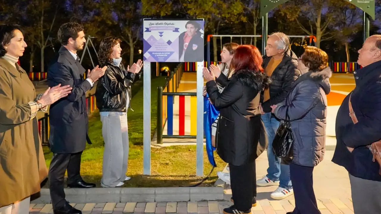 El Ayuntamiento de Torrej&oacute;n rinde homenaje a Adri&aacute;n Burgos L&oacute;pez con una nueva zona infantil.