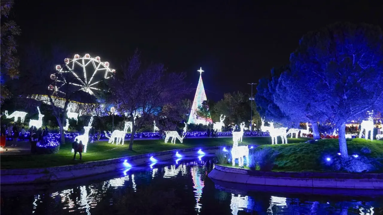 El Parque M&aacute;gicas Navidades de Torrej&oacute;n presenta una hermosa iluminaci&oacute;n nocturna.