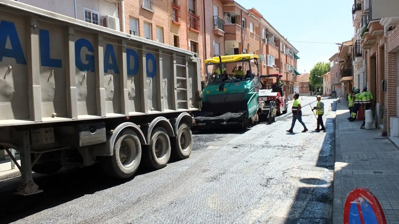 Trabajadores y maquinaria en acci&oacute;n en una calle en reparaci&oacute;n.