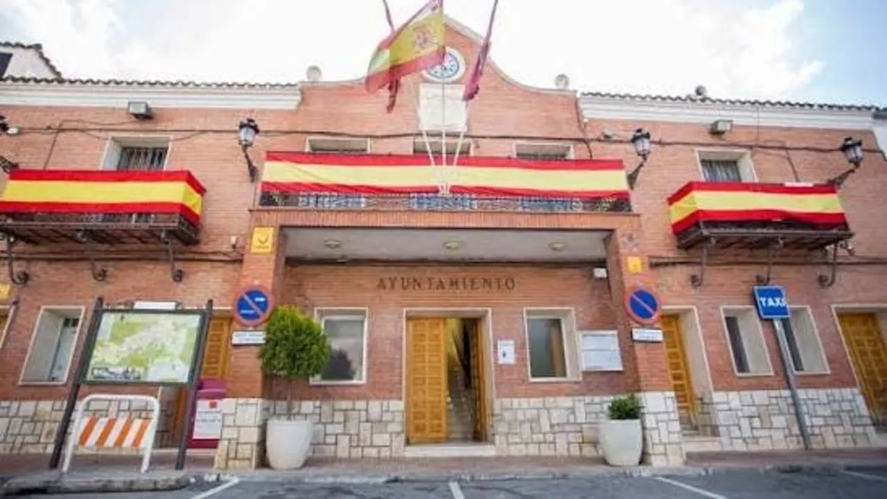 El Ayuntamiento de Campo Real con banderas en su fachada. Se aprueba una reducci&oacute;n en la tasa de basuras.