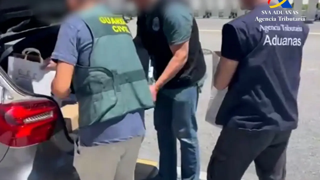 La Guardia Civil detiene a tres personas en Coslada por fraude fiscal. Se investiga una red que elud&iacute;a el IVA en ventas online.