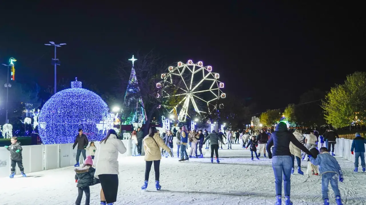 El Ayuntamiento de Torrej&oacute;n abre la pista de hielo en el parque navide&ntilde;o.