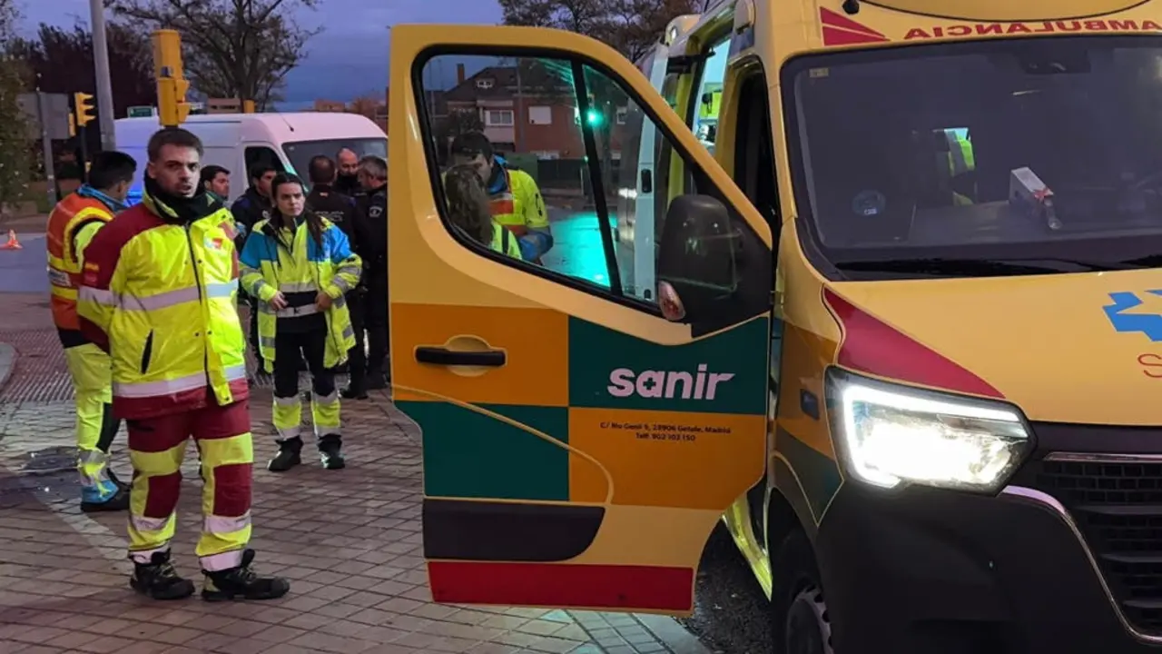 Dos j&oacute;venes resultaron heridos en un accidente en Parla. La ambulancia lleg&oacute; r&aacute;pidamente al lugar.