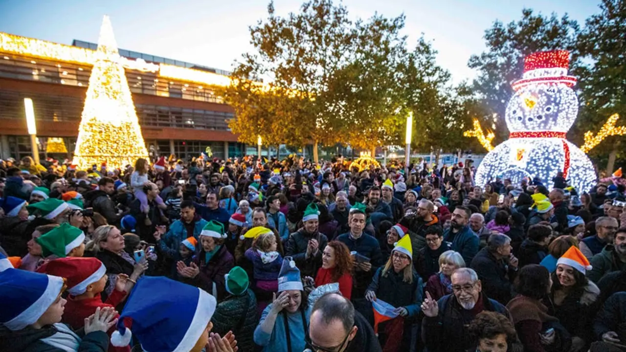 La Plaza de la Constituci&oacute;n se llena de alegr&iacute;a y luces en la inauguraci&oacute;n de la Navidad.