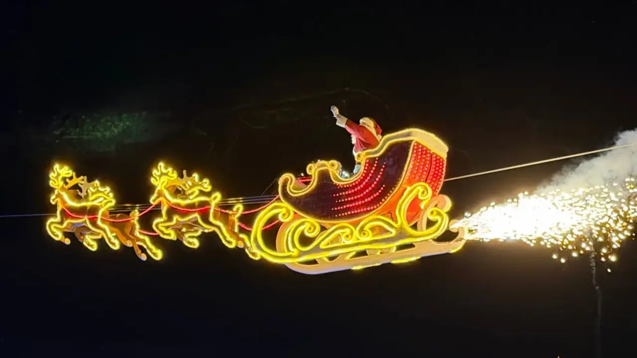 Pap&aacute; Noel vuela en su trineo iluminado en el Parque M&aacute;gicas Navidades de Torrej&oacute;n.
