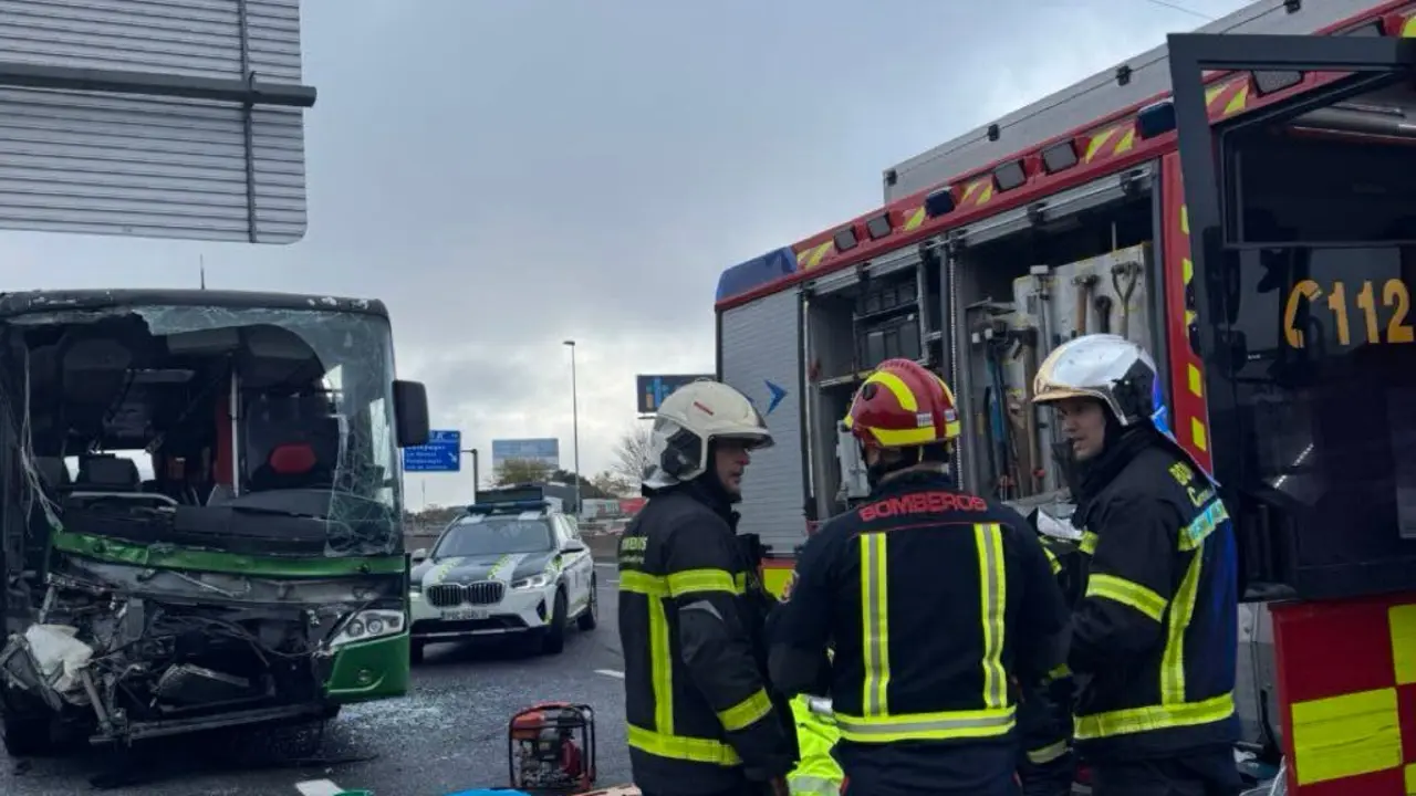Un grave accidente m&uacute;ltiple ocurri&oacute; en la A-6, involucrando un autob&uacute;s y un cami&oacute;n.