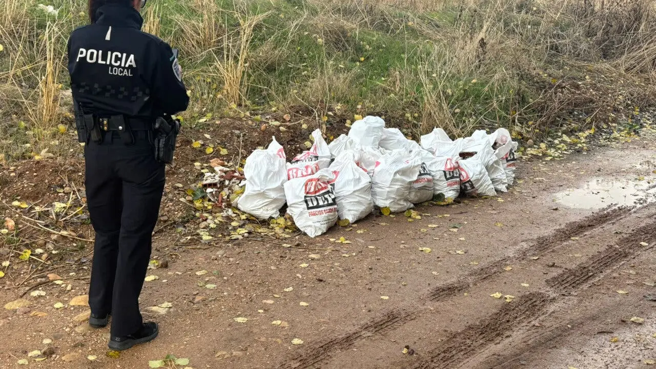 La polic&iacute;a local intensifica el control contra el abandono de escombros en Azuqueca.