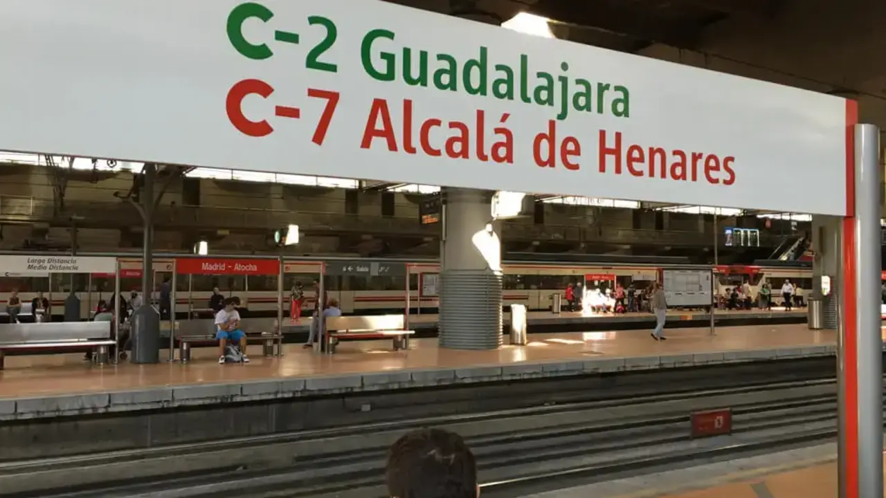 La se&ntilde;al indica las rutas de Cercan&iacute;as hacia Guadalajara y Alcal&aacute; de Henares.