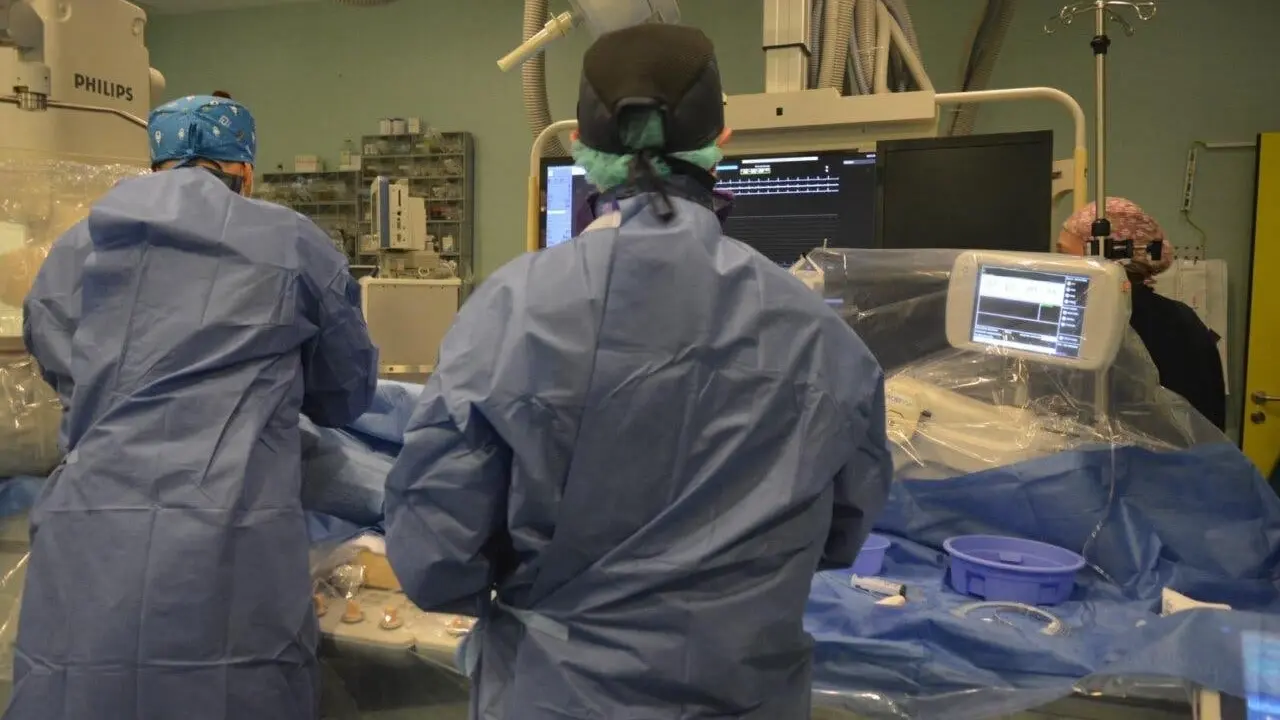 M&eacute;dicos trabajando en un quir&oacute;fano con equipo especializado.