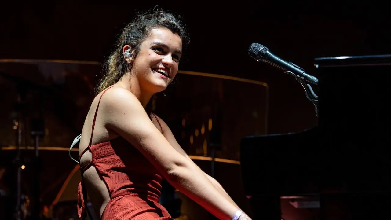 Amaia brilla en el escenario durante el gran concierto de Apple en Madrid.