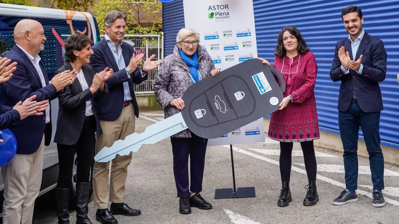 La Fundaci&oacute;n Solidaridad Carrefour entrega un veh&iacute;culo adaptado a ASTOR en Torrej&oacute;n.