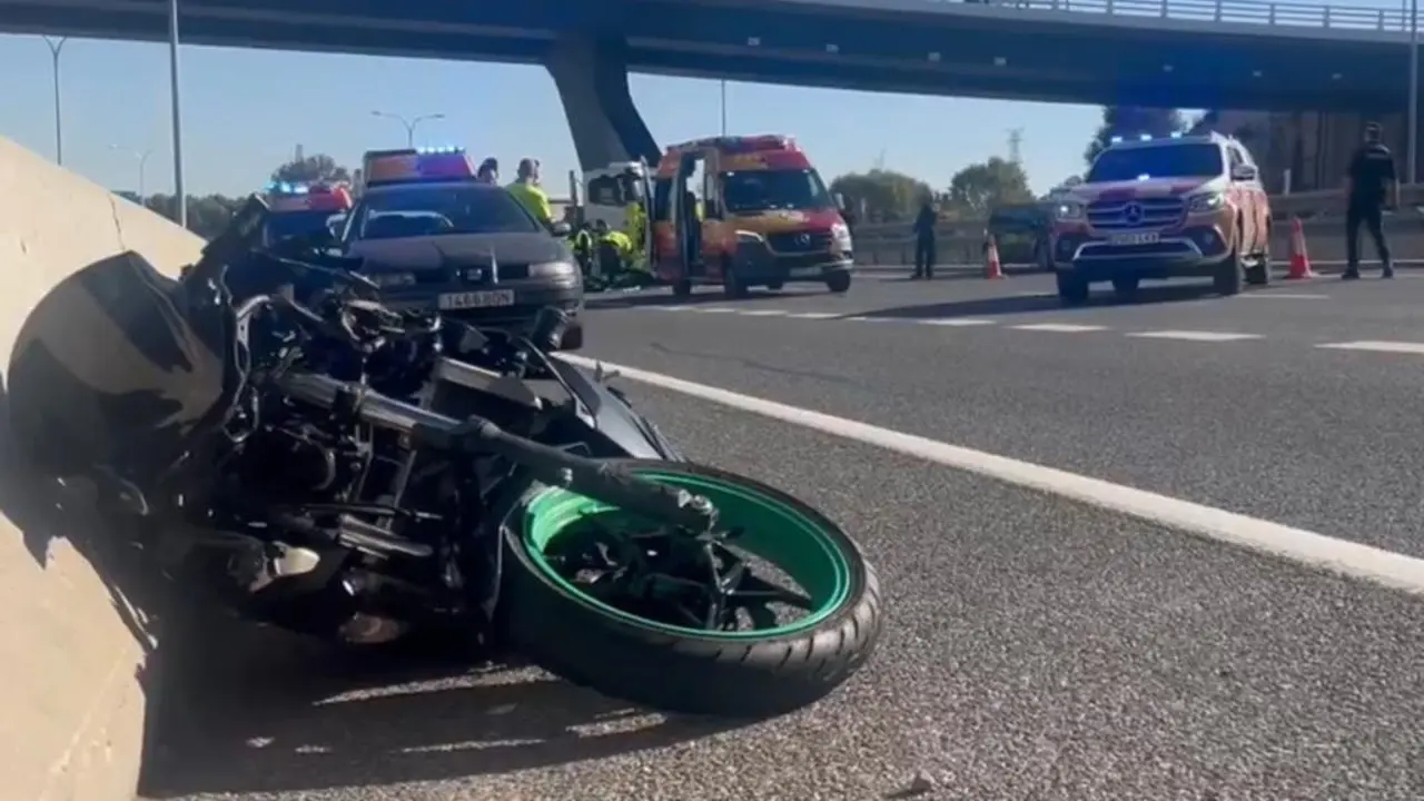 Un motorista perdi&oacute; la vida tras chocar contra un turismo en la A-3. La escena muestra la motocicleta accidentada.