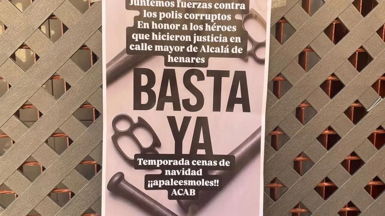 Aparecen carteles en Alcal&aacute; de Henares que critican a la polic&iacute;a tras una agresi&oacute;n.