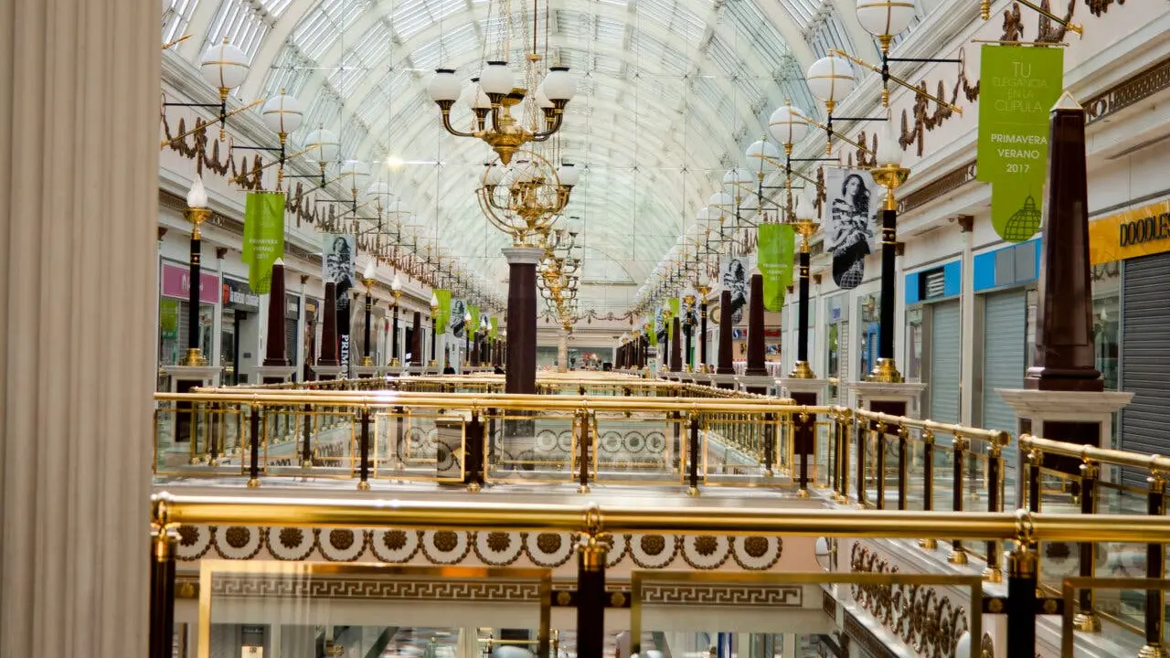 Vista del interior del centro comercial Plaza Norte 2 en Madrid.
