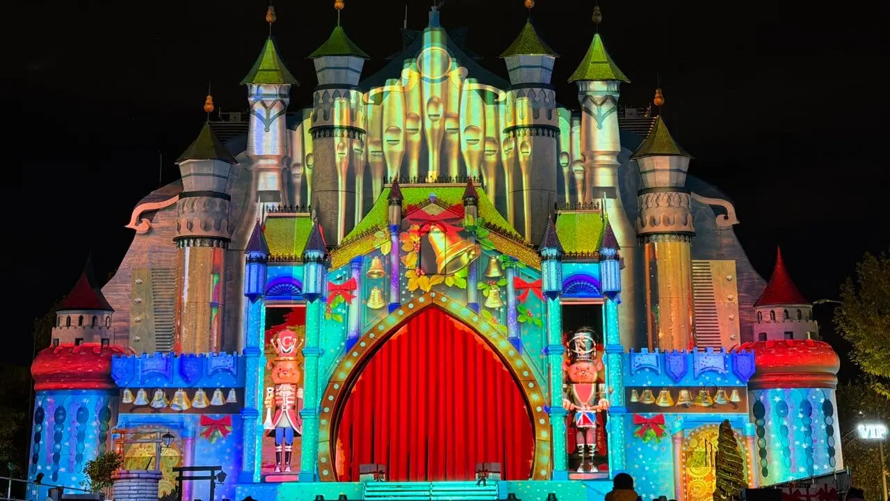 El nuevo espect&aacute;culo de videomapping transforma la Puerta M&aacute;gica en un cuento de Navidad.