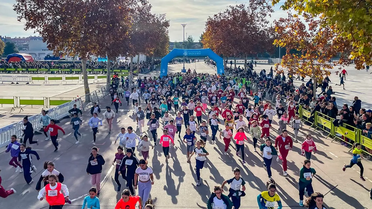 La Carrera de la Constituci&oacute;n re&uacute;ne a numerosos participantes en Torrej&oacute;n. Un evento lleno de energ&iacute;a y emoci&oacute;n.