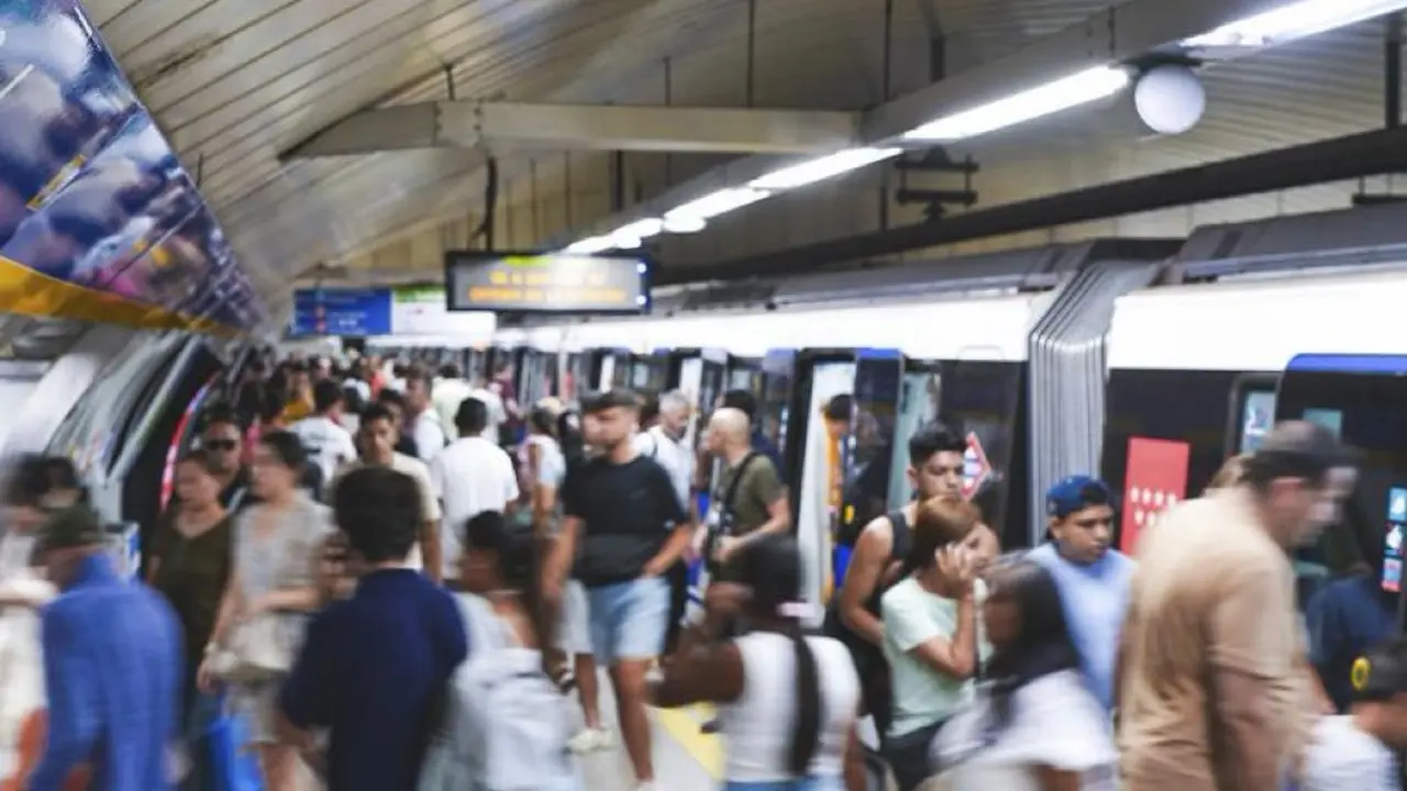 La Comunidad de Madrid refuerza el servicio de Metro y EMT por el encendido navide&ntilde;o y el Black Friday.