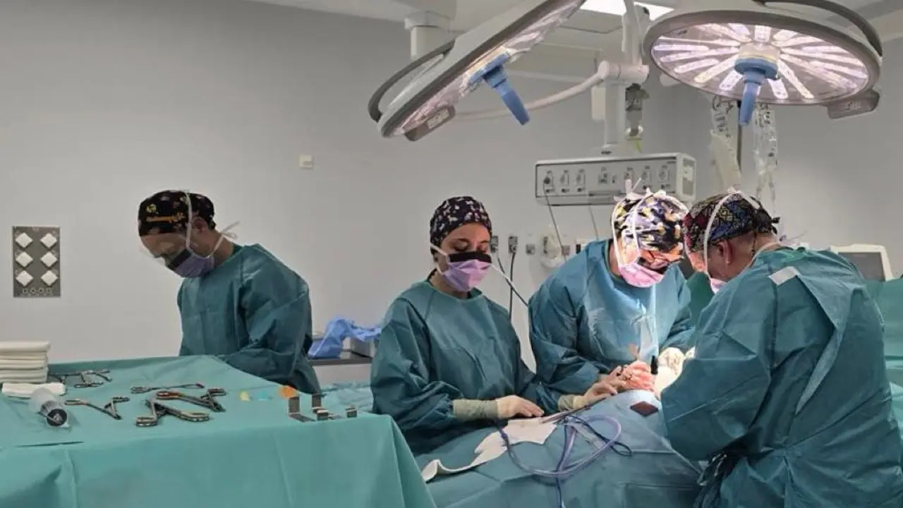 Un equipo m&eacute;dico trabaja en una cirug&iacute;a de trasplante en el hospital 12 de Octubre.