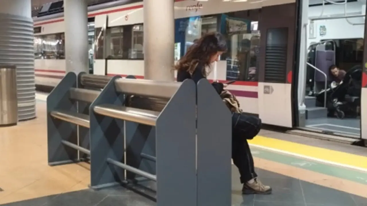 Instalaci&oacute;n de bancos isqui&aacute;ticos en estaciones del Corredor del Henares.