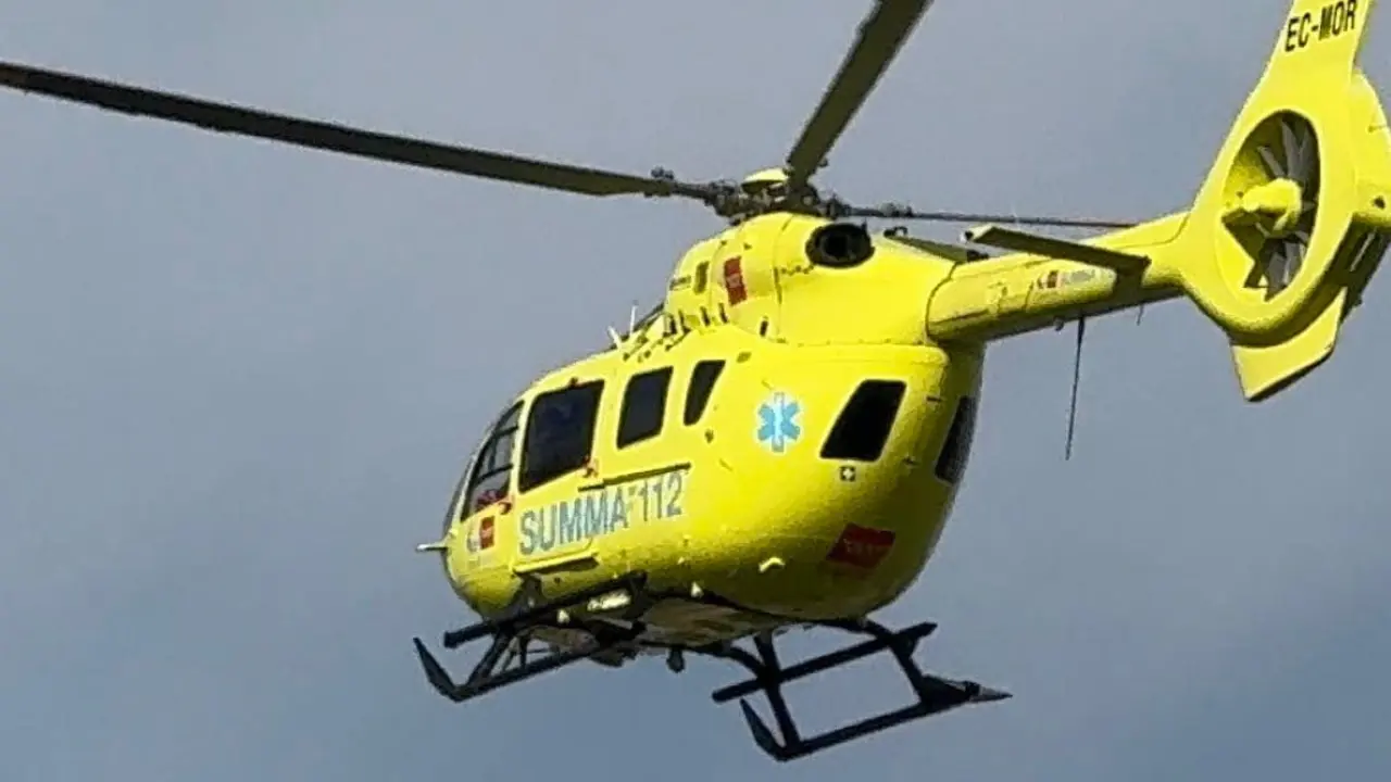 Un helic&oacute;ptero de SUMMA 112 en acci&oacute;n durante un accidente de moto.