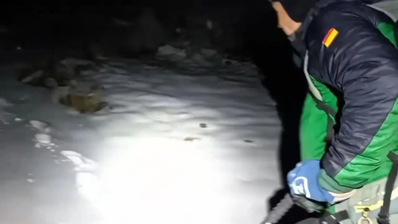 Un monta&ntilde;ero se encuentra en la nieve en el Pirineo aragon&eacute;s. La situaci&oacute;n es cr&iacute;tica.