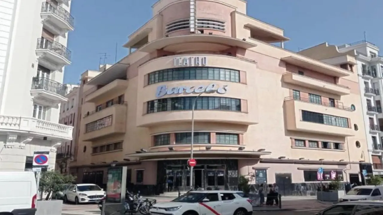 El Teatro Barcel&oacute; ha sido precintado por el Ayuntamiento de Madrid debido a infracciones de aforo.