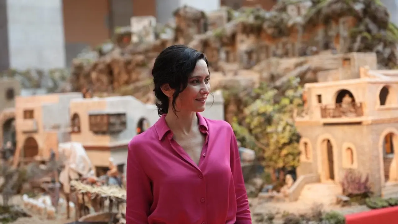 Isabel D&iacute;az Ayuso presenta el Bel&eacute;n de la Real Casa de Correos en Madrid.