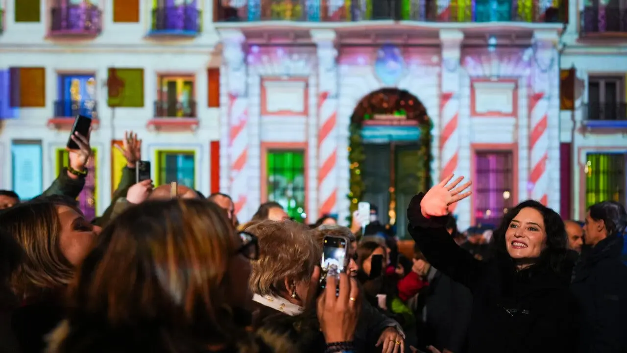 La presidenta Ayuso presenta el nuevo videomapping 'La F&aacute;brica de los Deseos' en Sol.