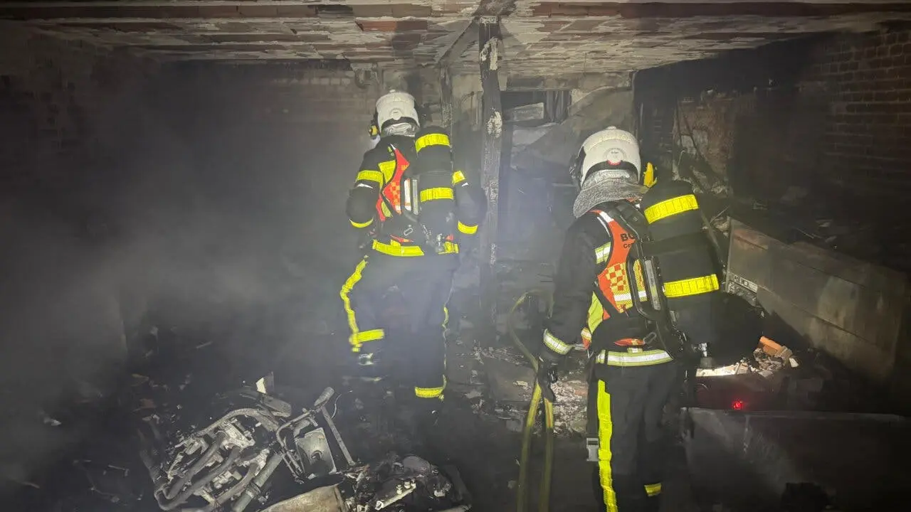 Un incendio devastador afecta un garaje en Villarejo de Salvan&eacute;s. Los bomberos act&uacute;an r&aacute;pidamente.