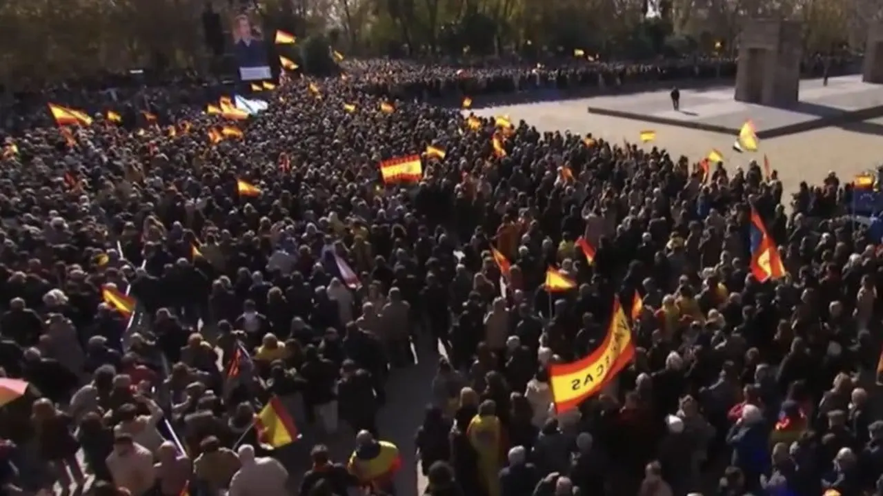 Una gran multitud se re&uacute;ne en Madrid para la concentraci&oacute;n del PP. Las banderas ondean en el aire.