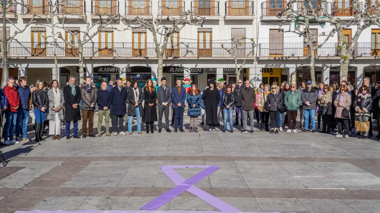 El Ayuntamiento de Torrej&oacute;n rinde homenaje a Mar&iacute;a &Aacute;ngeles con un minuto de silencio en la Plaza Mayor.