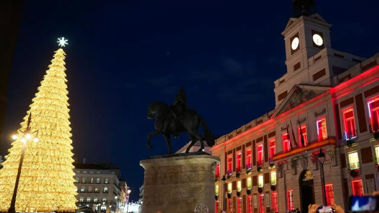 La Plaza del Sol se ilumina con un espectacular videomapping. Un evento que celebra la cultura espa&ntilde;ola.