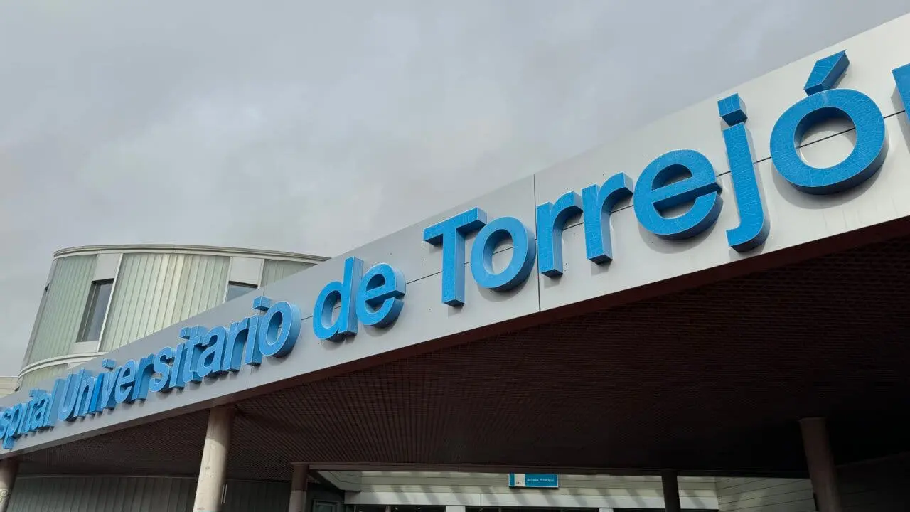Vista de la entrada principal del Hospital Universitario de Torrej&oacute;n. Un lugar emblem&aacute;tico en la comunidad.