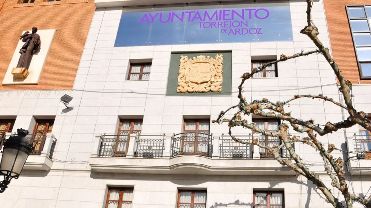 Vista de la fachada del Ayuntamiento de Torrej&oacute;n de Ardoz con banderas ondeando.