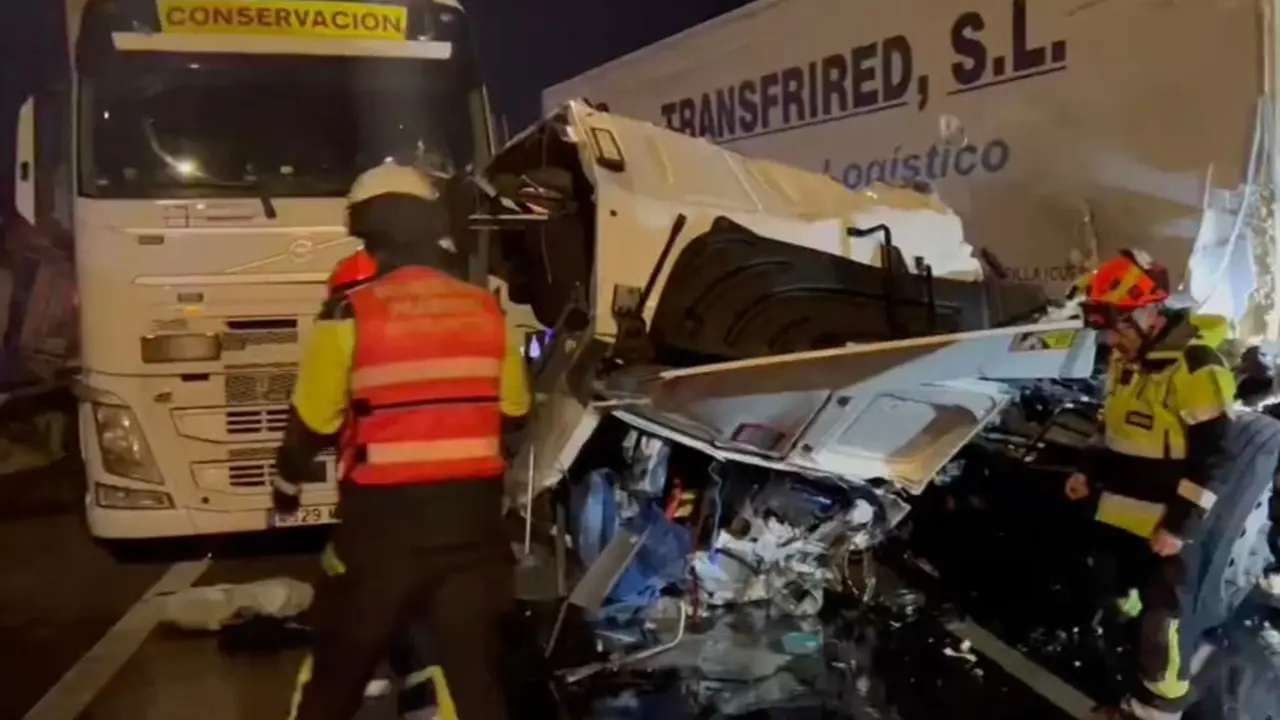 Un cami&oacute;n choc&oacute; contra dos veh&iacute;culos averiados en la M-50, dejando a un conductor herido. Los servicios de emergencia actuaron r&aacute;pidamente.