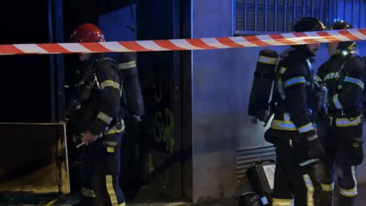Diecinueve vecinos fueron rescatados por bomberos tras un incendio en la avenida San Diego.