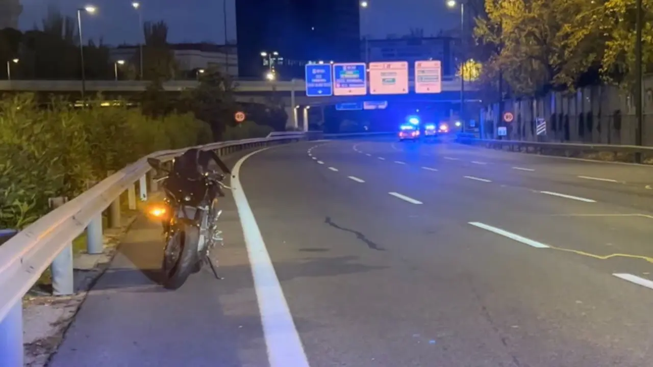 Una motorista de 30 a&ntilde;os ha resultado herida grave en la M-30. La polic&iacute;a regula el tr&aacute;fico en la zona.