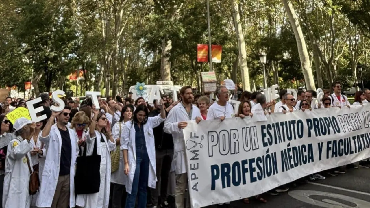 M&eacute;dicos de toda Espa&ntilde;a se manifiestan por un nuevo Estatuto de Sanidad.