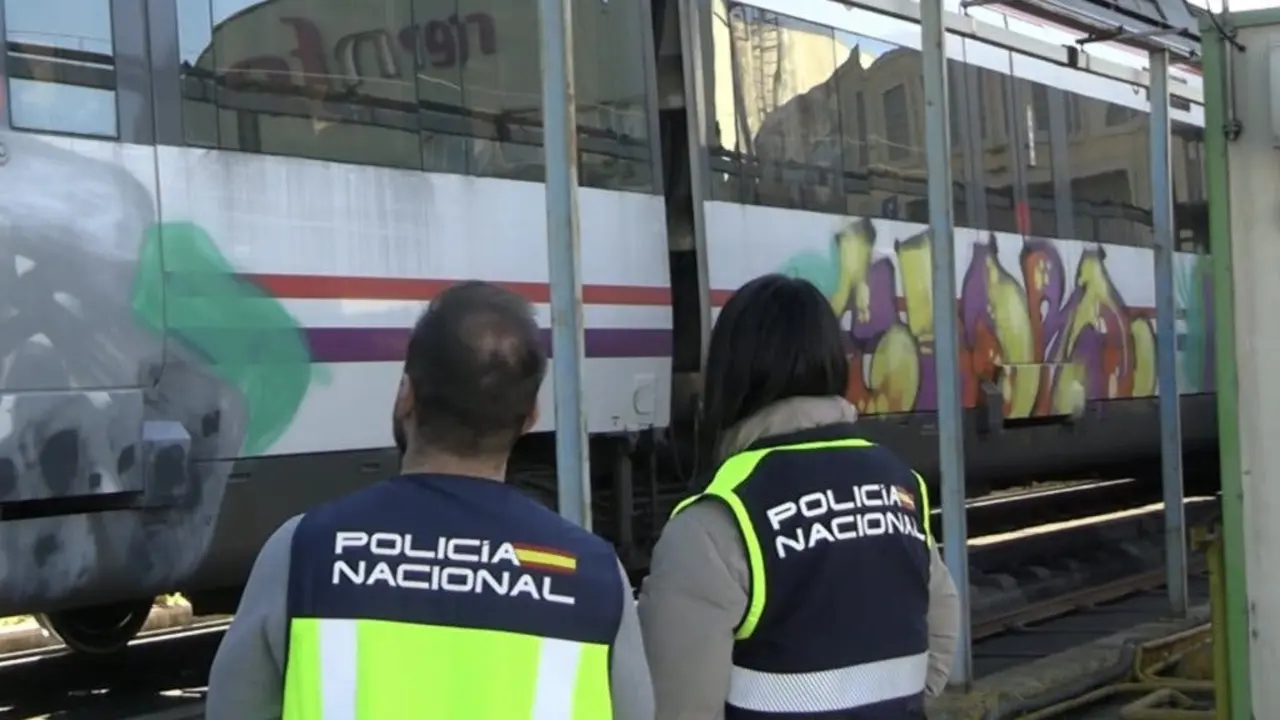 La Polic&iacute;a Nacional detiene a 17 grafiteros por da&ntilde;os en trenes.