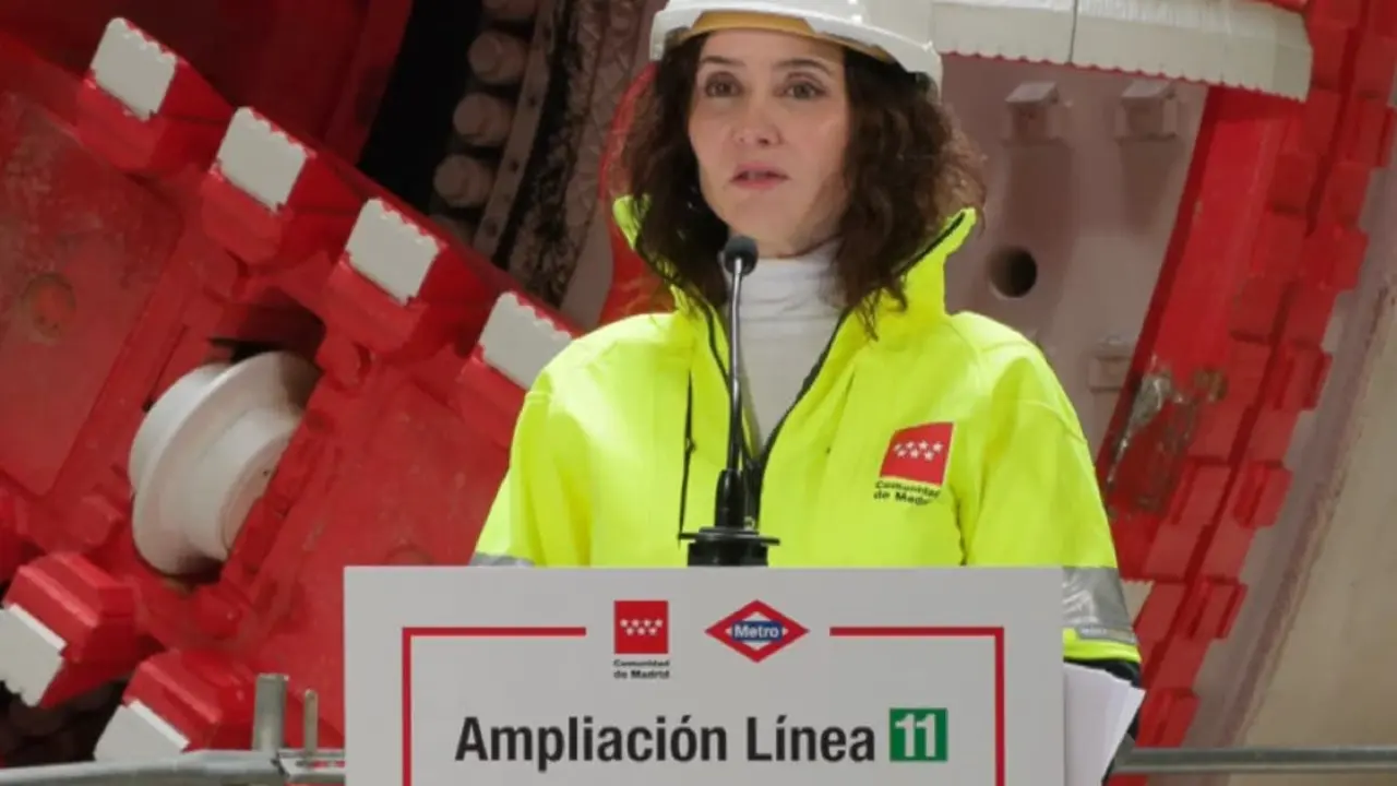 La presidenta Ayuso asiste al montaje de la tuneladora Mayrit para la ampliaci&oacute;n de la L11 del Metro de Madrid.