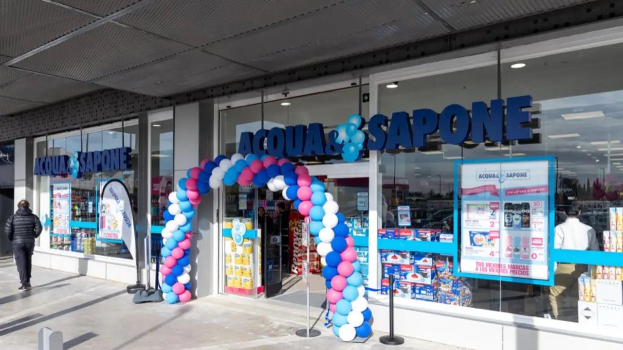 Vista de la entrada de la tienda Acqua &amp; Sapone con globos decorativos.