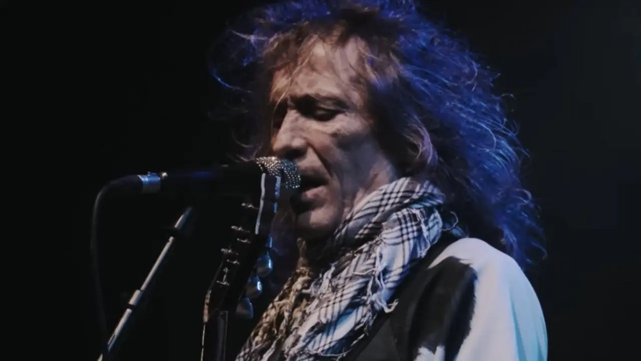 Robe Iniesta, conocido por su potente voz y letras profundas, dej&oacute; una huella en la m&uacute;sica espa&ntilde;ola.