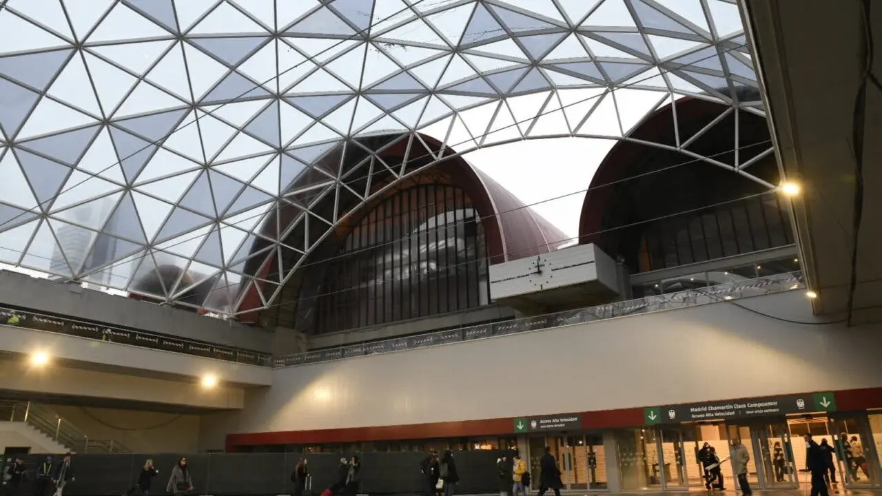 La estaci&oacute;n de Chamart&iacute;n presenta su nueva entrada principal con una impresionante b&oacute;veda acristalada.