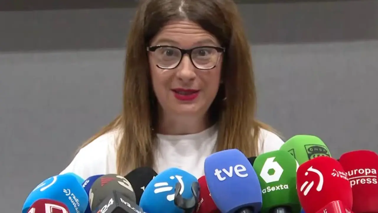 Leire D&iacute;az se dirige a los medios durante una conferencia de prensa.